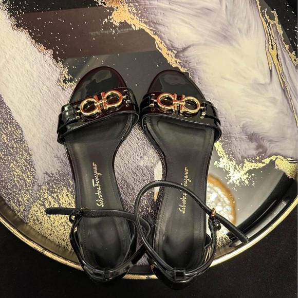 SALVATORE FERRAGAMO Como Gancini Patent-Leather Sandals - Picture 10 of 10